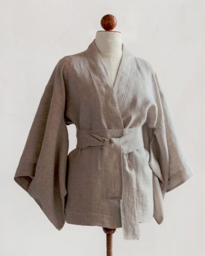 Manekin ubrany w kimono lniane krótkie - z lnu zmiękczanego wiązane w pasie długim szerokim pasem - z bardzo szerokimi rękawami - w kolorze naturalnym