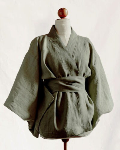 Manekin ubrany w kimono lniane krótkie - z lnu zmiękczanego wiązane w pasie długim szerokim pasem - z bardzo szerokimi rękawami