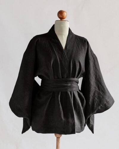 Czarne kimono lniane damskie z szerokimi rękawami i wiązaniem w pasie, zaprezentowane na jasnym manekinie.