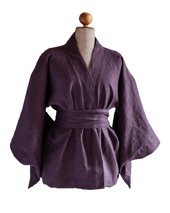 Krótkie kimono lniane w kolorze głębokiego fioletu, wiązane w pasie szerokim paskiem, element lnianego kompletu.