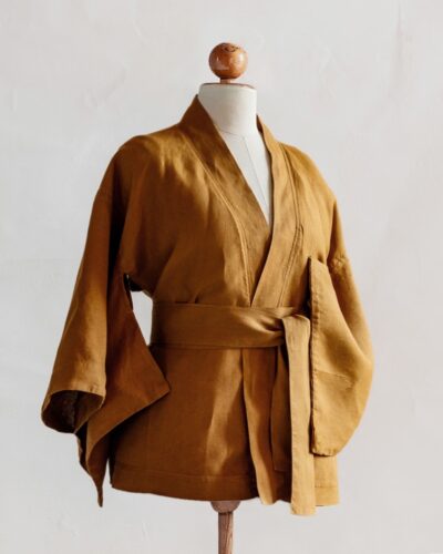 Manekin ubrany w Kimono lniane Light PLUS SIZE - Musztardowe, lekkie w kolorze musztradowym, przewiązane długim, szerokim pasem.