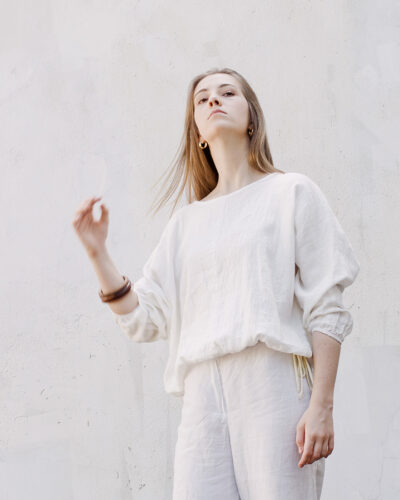 Modelka w białej lnianej bluzce Comfy, letnia stylizacja total white z lnu.