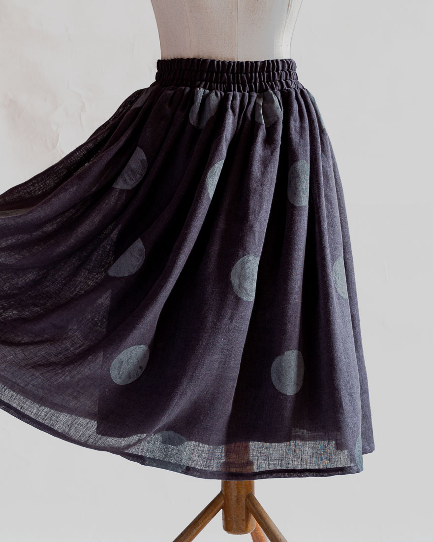 Spódnica ciemnoszara antracytowa czarna warstwowa lekko rozkloszowana na podszewce bawełnianej w certyfikatem GOTS z falbaną. Drukowana w jasno szare kropy grochy . Polka dot. groszki. Kropki.